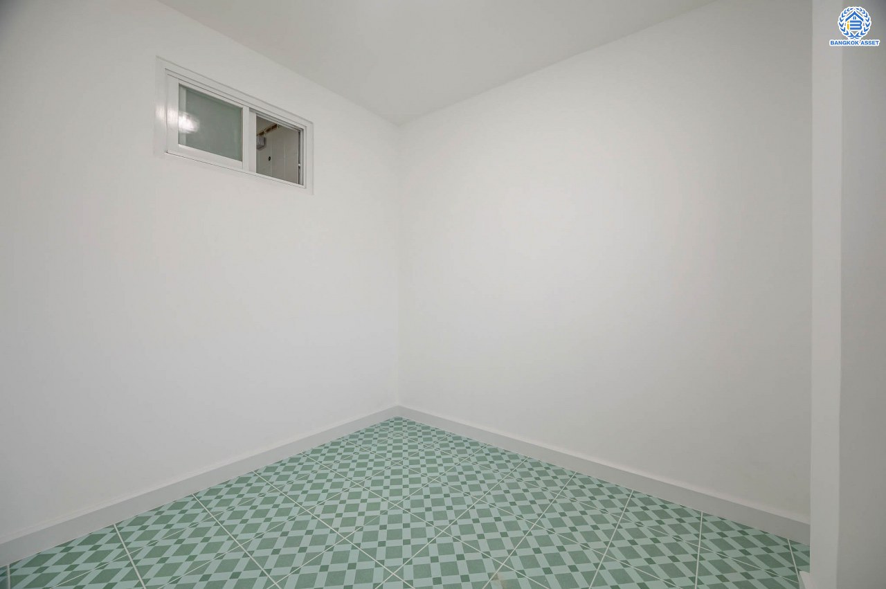 บ้านเดี่ยวมือสอง โครงการ เดอะวอเตอร์เฮ้าส์ กาญจนาฯ-บางบอน รองรับทุกความสุข เนื้อที่ 117.1 ตร.ว. ฟังก์ชัน 5 ห้องนอน 4 ห้องน้ำ 1 ห้องอเนกประสงค์ 1 ห้องแม่บ้าน จอดรถได้ 1 คัน บนทำเลใกล้รถไฟฟ้าสายสีน้ำเงิน "สถานีหลัก2" และจุดขึ้นทางด่วน "พระราม2" และ The Mall บางแค